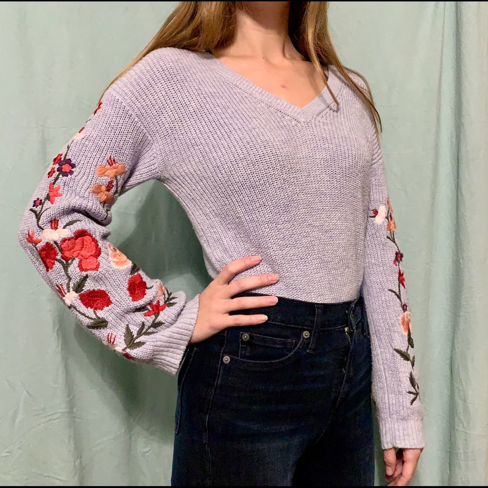 AMERICAN EAGLE SWEATER with EMBROIDERED FLOWERS 🌺
